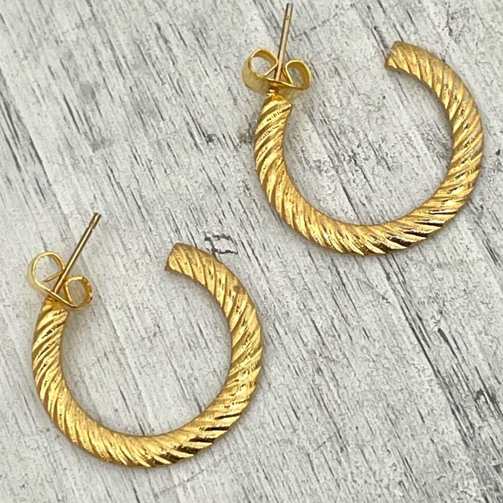 Small gold tone hoops